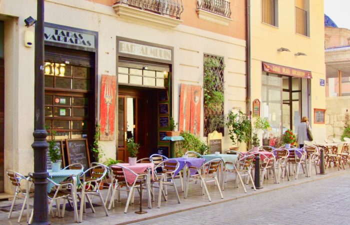 La devanture d'un bar à tapas venant d'ouvrir à Madrid