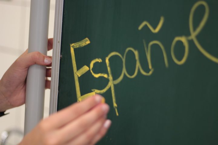 élève écrivant sur un tableau d'école en Espagne