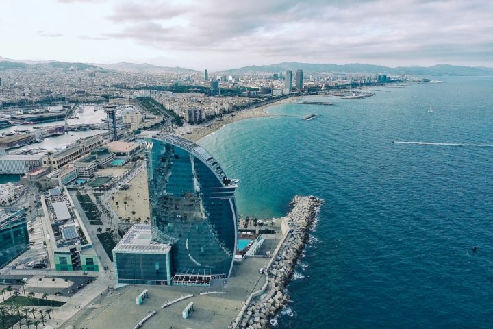 Vue aérienne de la côte de Barcelone, ville prisée par les expartriés français